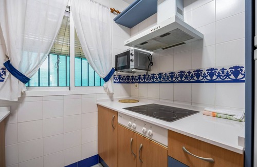 Poblado de Sancti Petri Apartment | Holiday Apartment "Casa Amparo Sancti Petri" with Shared Pool, Private Terrace & Wi-Fi