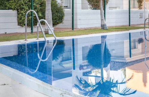 Poblado de Sancti Petri Apartment | Holiday Apartment "Casa Amparo Sancti Petri" with Shared Pool, Private Terrace & Wi-Fi