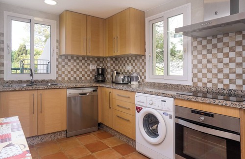 Guadalmina Apartment | Holiday Apartment Guadalmina Baja with Shared Pool, Terraces & Wi-Fi