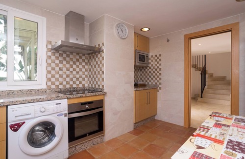 Guadalmina Apartment | Holiday Apartment Guadalmina Baja with Shared Pool, Terraces & Wi-Fi