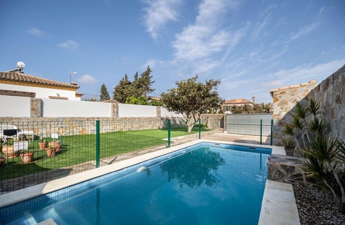 Chiclana de la Frontera House | Holiday Home 'La Casita Azul' with Private Pool, Wi-Fi and Air Conditioning