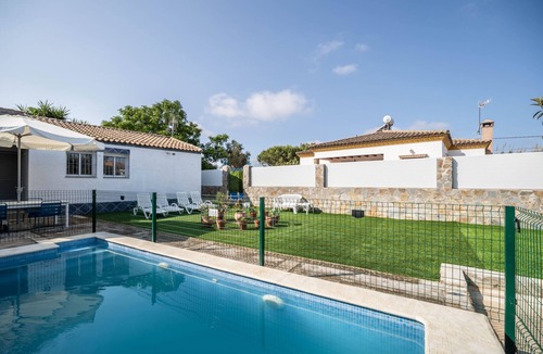 Chiclana de la Frontera House | Holiday Home 'La Casita Azul' with Private Pool, Wi-Fi and Air Conditioning