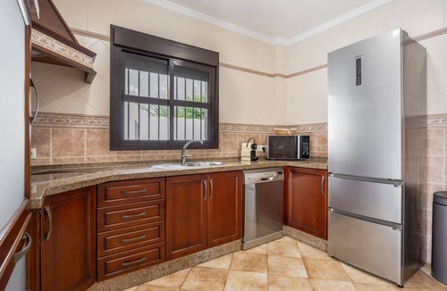 Los Gallos-Cerromolino House | Holiday Home 'Chalet Con Piscina' with Private Pool, Wi-Fi and Air Conditioning