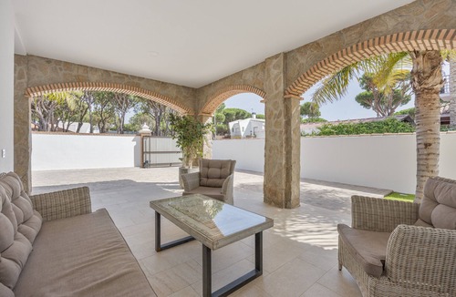 Los Gallos-Cerromolino House | Holiday Home 'Chalet Con Piscina' with Private Pool, Wi-Fi and Air Conditioning