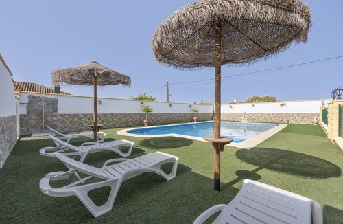 Chiclana de la Frontera House | Holiday Home 'Echizzo' with Private Pool, Wi-Fi and Air Conditioning