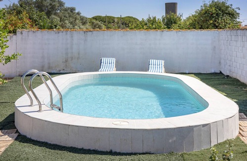 Chiclana de la Frontera House | Holiday Home 'Manoli' with Private Pool, Wi-Fi and Air Conditioning
