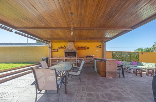 Chiclana de la Frontera House | Holiday Home 'Villa Los Mangaros' with Private Pool, Wi-Fi & Air Conditioning
