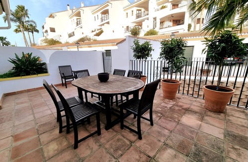 Mijas House | Holiday Home 'Townhouse Close To Town and Beach' with Mountain View, Wi-Fi and Air Conditioning