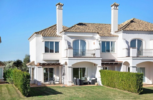 Arcos de la Frontera House | Holiday Home "2-Bedroom Townhouse" with Mountain Views, Shared Pool & Wi-Fi