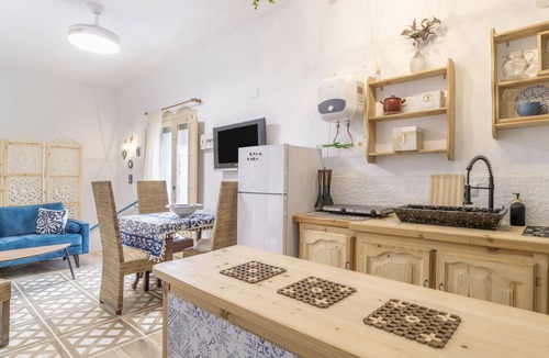 Arcos de la Frontera House | Holiday Home 'Casa Bohemia' with Lake Views, Shared Terrace and Air Conditioning