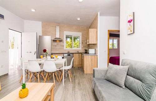 Conil de la Frontera House | Holiday Home "Los Recuerdos" with Pool, Wi-Fi & Air Conditioning