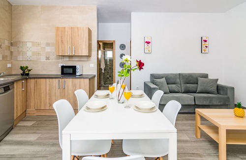 Conil de la Frontera House | Holiday Home "Los Recuerdos" with Pool, Wi-Fi & Air Conditioning