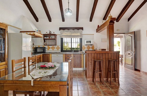 Barrio Nuevo House | Holiday home "Villa Mendoza" with Pool, Garden & Wi-Fi