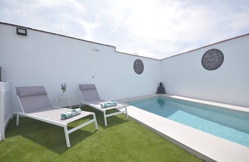 Conil de la Frontera House | Holiday Home 'Casa Turquesa' with Private Pool, Wi-Fi and Air Conditioning