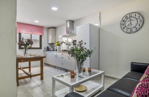 Conil de la Frontera City Center House | Holiday Home 'Pepi Sánchez Conil' with Private Terrace and Wi-Fi