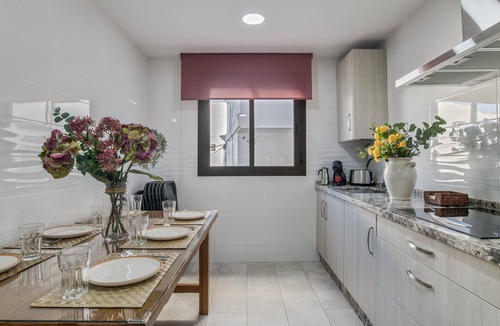 Conil de la Frontera City Center House | Holiday Home 'Pepi Sánchez Conil' with Private Terrace and Wi-Fi