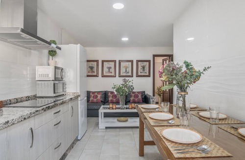 Conil de la Frontera City Center House | Holiday Home 'Pepi Sánchez Conil' with Private Terrace and Wi-Fi