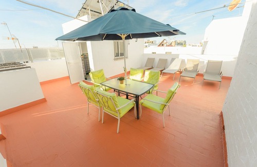 Conil de la Frontera City Center House | Holiday Home 'Pepi Sánchez Conil' with Private Terrace and Wi-Fi