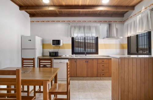 Conil de la Frontera House | Holiday Home 'Alpes 2 Solo Familias' with Private Pool, Shared Terrace and Wi-Fi