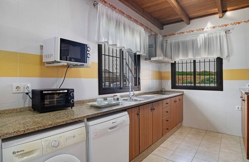 Conil de la Frontera House | Holiday Home 'Alpes 2 Solo Familias' with Private Pool, Shared Terrace and Wi-Fi