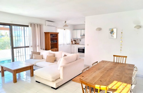 El Faro House | Holiday Home 'Casita' with Shared Pool, Wi-Fi and Air Conditioning