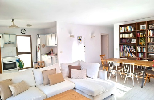 El Faro House | Holiday Home 'Casita' with Shared Pool, Wi-Fi and Air Conditioning