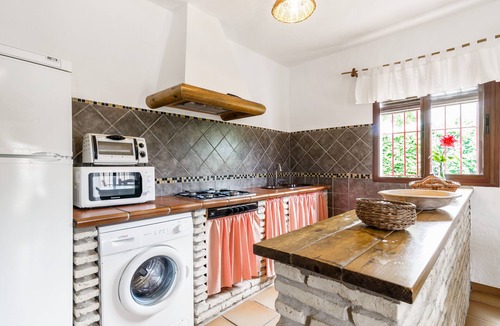 El Palmar House | Holiday Home 'El Algarrobo' with Shared Pool, Private Terrace & Wi-Fi
