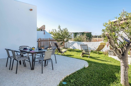 El Palmar House | Holiday Home ‘Victoria’ with Sea View, Mountain View, Wi-Fi, Garden & Pool