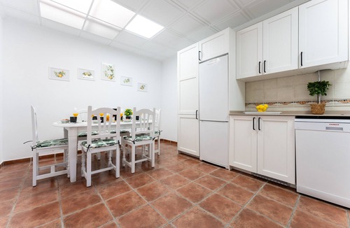 Alhaurin de la Torre House | Holiday Home 'Villa Paula Los Manantiales' with Mountain View, Wi-Fi and Air Conditioning