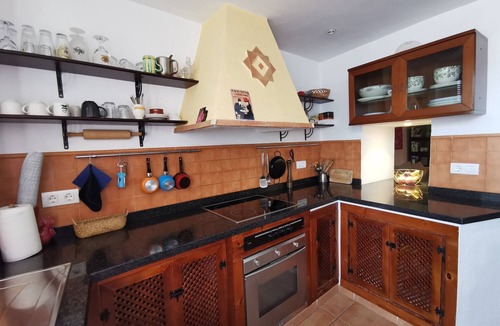 Castillo de Locubin House | Holiday Home 'Casa Ricapaz - Long Term Advantage' with Mountain View, Private Terrace and Wi-Fi