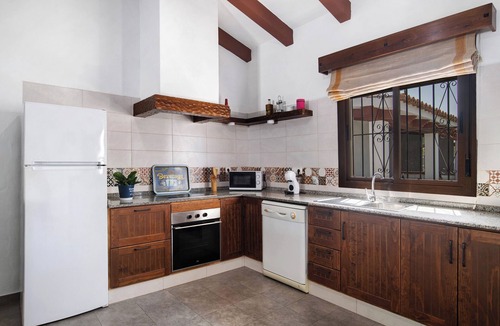 Conil de la Frontera House | Holiday Home 'Villa Mendoza Olivo' with Private Pool, Wi-Fi and Air Conditioning