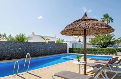 Conil de la Frontera House | Holiday Home 'Villa Mendoza Olivo' with Private Pool, Wi-Fi and Air Conditioning