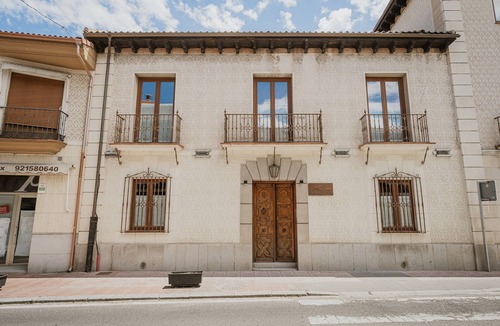 Nava de la Asuncion House | Holiday Home 'Villa Almudena' with Private Pool, Wi-Fi and Air Conditioning