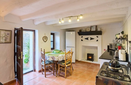 Iznajar House | Holiday Home '3 Bedrooms' with Mountain View, Shared Pool and Wi-Fi