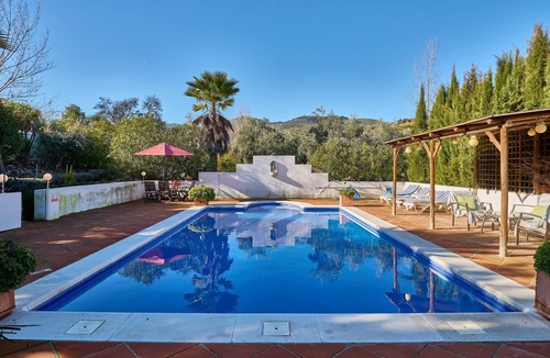 Iznajar House | Holiday Home '3 Bedrooms' with Mountain View, Shared Pool and Wi-Fi