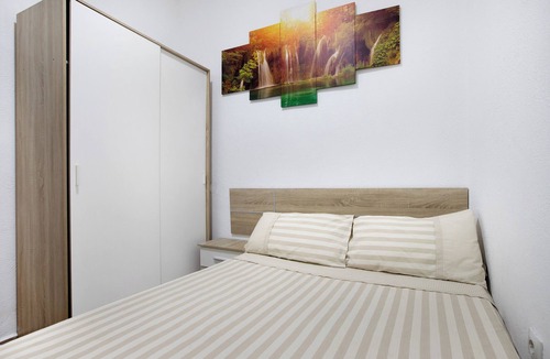 Bailen-Miraflores House | Holiday Home 'Adosado En Eugenio Gross' with Private Terrace, Wi-Fi and Air Conditioning