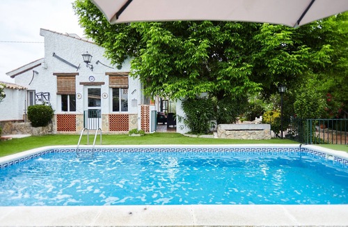 Alcaudete House | Holiday Home 'Alojamiento Rural Marien' with Mountain View, Pool, Garden & Wi-Fi