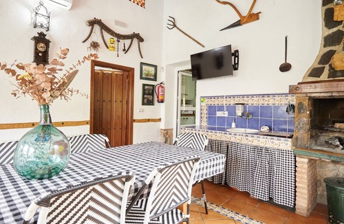Alcaudete House | Holiday Home 'Alojamiento Rural Marien' with Mountain View, Pool, Garden & Wi-Fi
