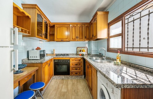 Padul House | Holiday Home 'Amelia y Juan de Dios' with Private Terrace, Wi-Fi and Air Conditioning