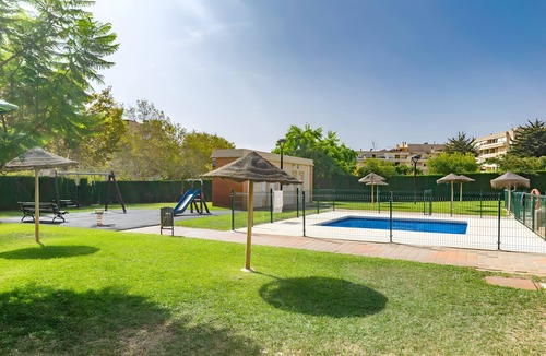 Teatinos House | Holiday Home 'Apartment in Teatinos' with Shared Pool, Shared Garden and Wi-Fi