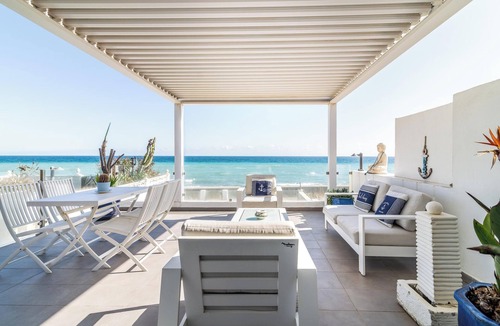 Bahia Dorada House | Holiday Home "Beach-Front Bahía Dorada" with Sea View, Shared Pools and Wi-Fi