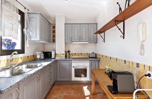 Mijas Pueblo House | Holiday Home 'Casa Centro' with Sea View, Wi-Fi and Air Conditioning