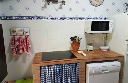 Calabazares House | Holiday Home 'Casa Del Escultor' with Mountain View, Wi-Fi and Air Conditioning