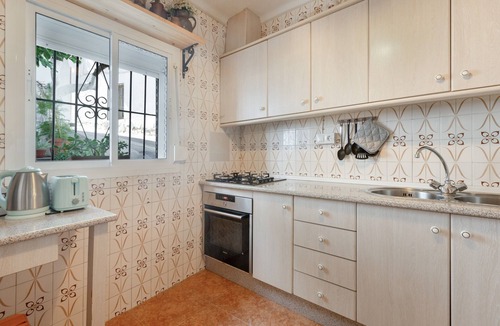 Guaro House | Holiday Home Casa Linda with Mountain View, Wi-Fi, A/C, Balcony & Terrace