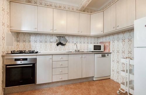Guaro House | Holiday Home Casa Linda with Mountain View, Wi-Fi, A/C, Balcony & Terrace