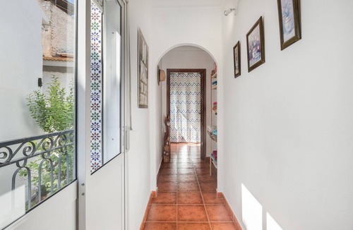 Guaro House | Holiday Home Casa Linda with Mountain View, Wi-Fi, A/C, Balcony & Terrace