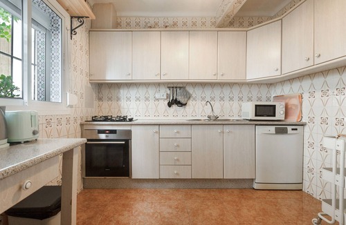 Guaro House | Holiday Home Casa Linda with Mountain View, Wi-Fi, A/C, Balcony & Terrace