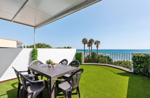 El Palo House | Holiday Home "Casa Mar de Frente" with Sea View, Private Terrace & Wi-Fi
