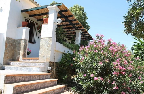 Montecorto House | Holiday Home Casa Romántica with Mountain View, Pool & Wi-Fi