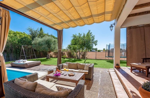 Marchena House | Holiday Home "Casa Rural La Teja" with Pool, Garden and Wi-Fi